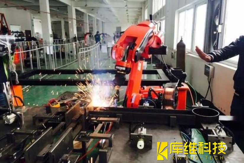 焊接<a href='http://www.qtjsixa.cn' target='_blank'><u>機器人工作站</u></a>